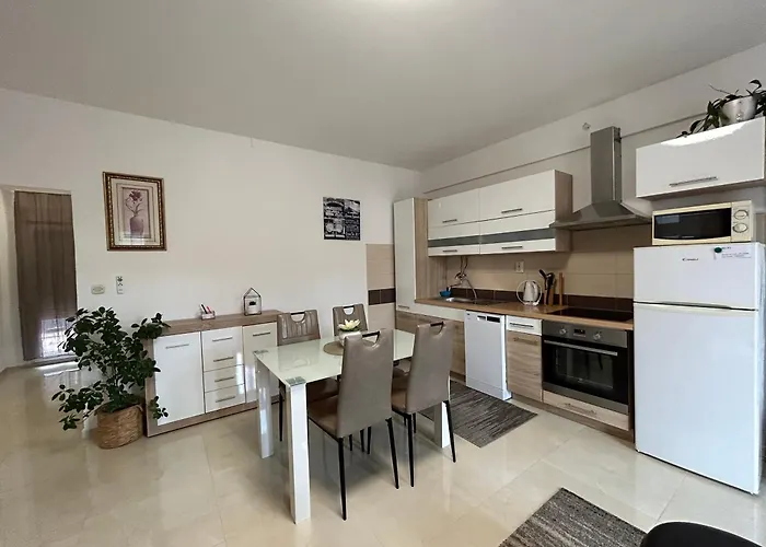 Sunset Apartment Split
